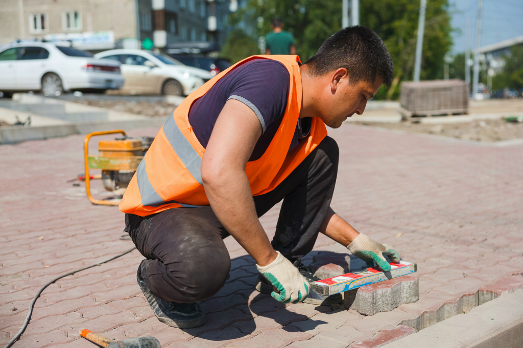 Ул. Тотмина-ул. Ботаническая. Укладка брусчатки