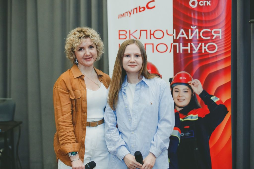 Галина Есина, руководитель направления по развитию бренда, внутренним коммуникациям, молодежной политике и профориентации СГК &mdash; организатор и модератор форума, и ведущий специалист отдела по подбору, адаптации и оценке персонала СибЭР Арина Корнеева, автор первой активности &laquo;Энергия команды: построим свою станцию&raquo;