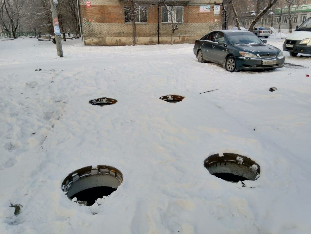 С одной из тепловых камер в Октябрьском районе Красноярска неизвестные сняли сразу четыре крышки
