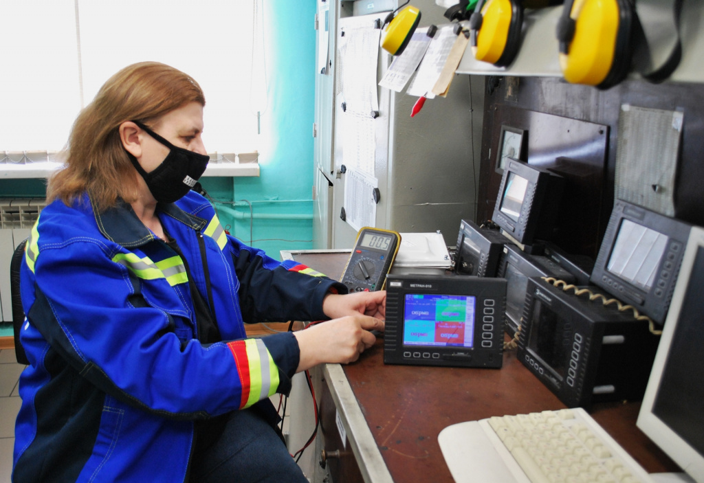 Инна Морозова проверяет работоспособность прибора «МЕТРАН-910», с помощью которого измеряется температура подшипников