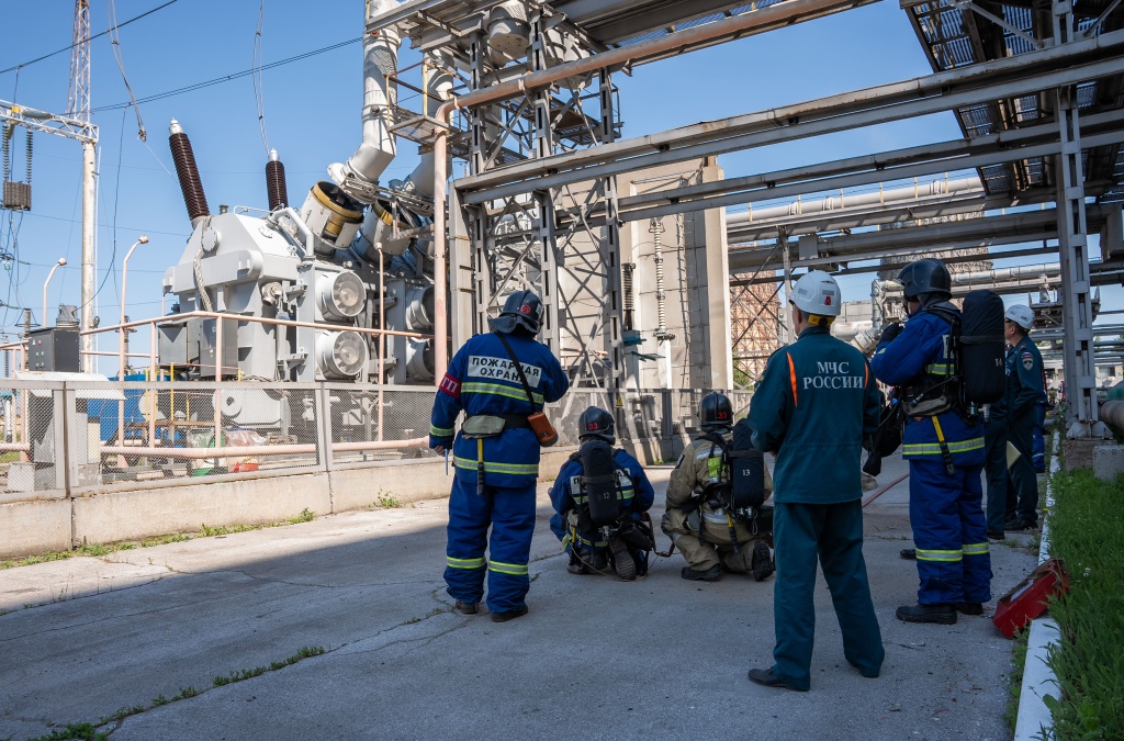 Легенда: в результате механического повреждения произошла разгерметизация масляной системы и загорание блочного трансформатора №2, возникает угроза распространения пожара на соседнее оборудование