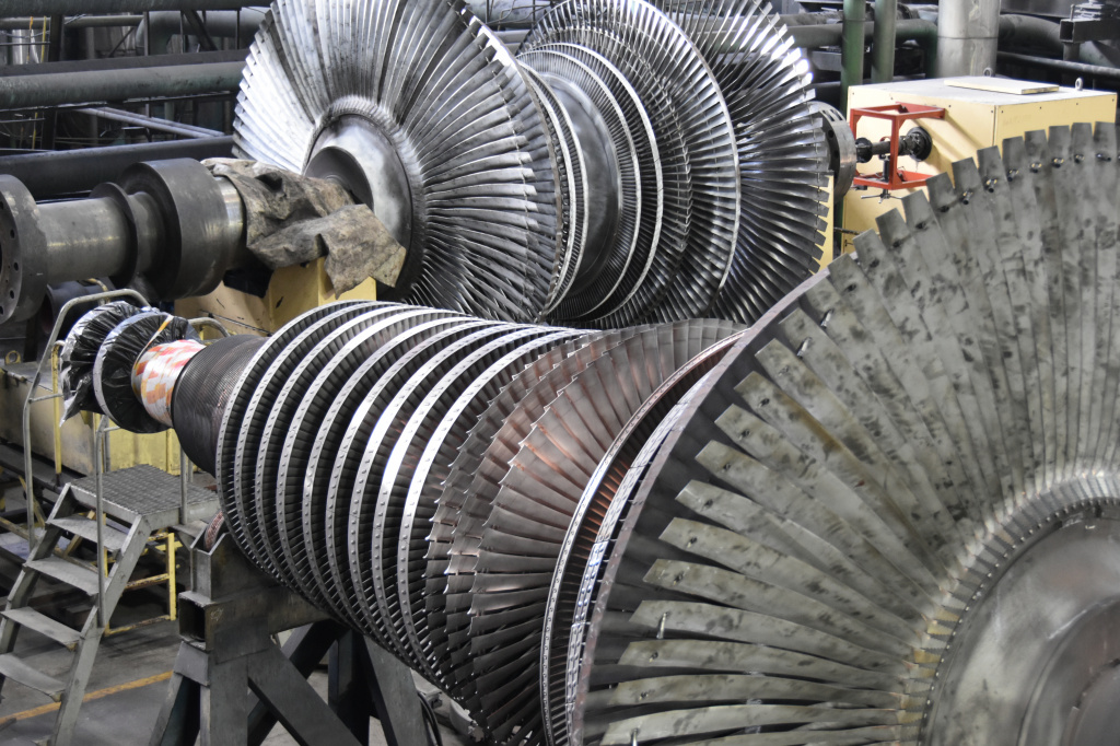 Ротор среднего и низкого давления на ремонтной площадке Рефтинской ГРЭС