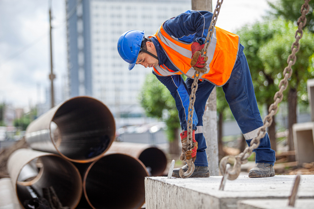 Июнь 2021 года: специалисты готовят к установке бетонные лотки для новых труб рядом с красноярской Предмостной площадью
