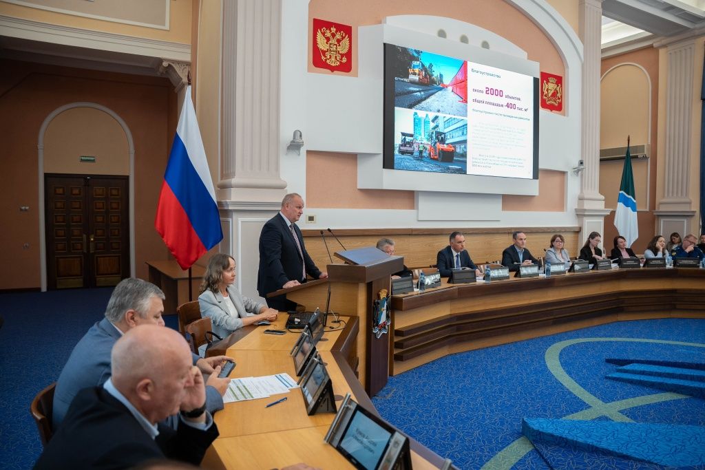 На фото на трибуне - Дмитрий Перязев
