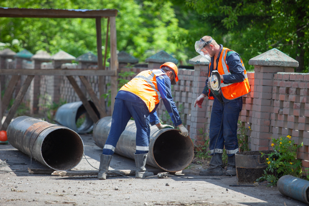 Для реконструкции тепломагистрали на Пролетарской улице энергетикам пришлось полностью перекрыть проезд по слишком узкой улице вдоль Николаевского кладбища