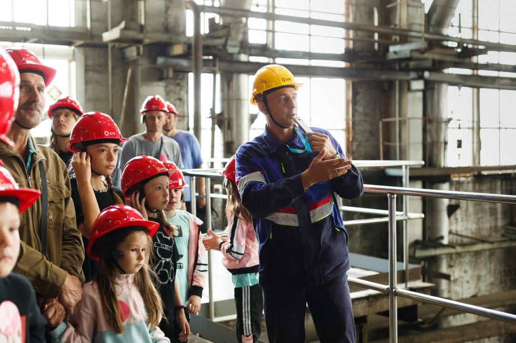 Всем участникам экскурсии выдали аудиогиды, которые позволяли слышать экскурсовода даже в шумном цехе 