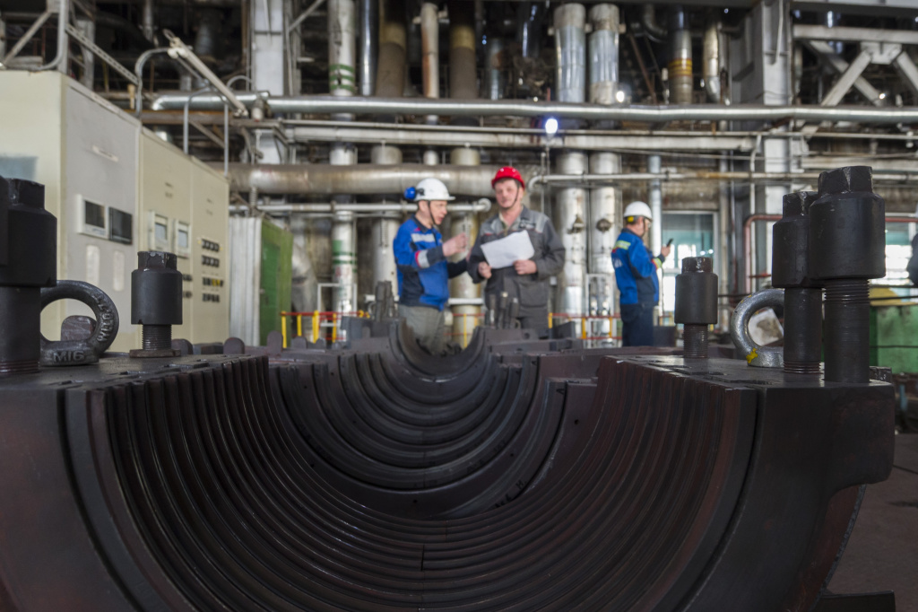 Сотрудники ТЭЦ-3 обсуждают процесс сборки турбины