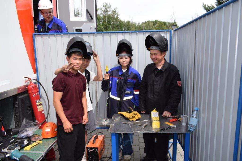 На этой локации все гости выглядят как настоящие энергетики