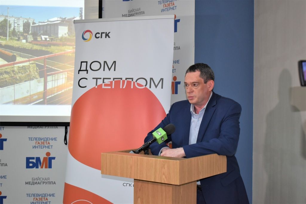 Заместитель главы города Александр Заровняев рассказывает о реализации проекта реконструкции Бульвара 50 лет ВЛКСМ в Бийске