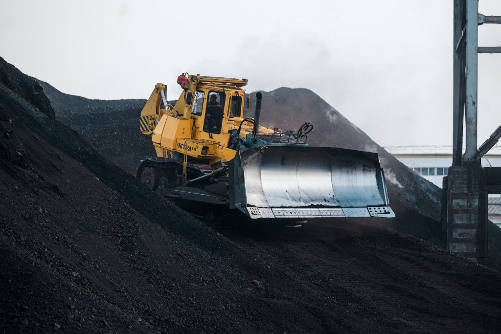 Этот бульдозер весом более 50 тонн прибыл на станцию в конце 2023 года