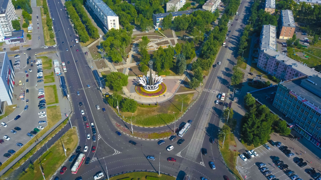 Кольцевая автомобильная развязка на Октябрьском проспекте в Новокузнецке