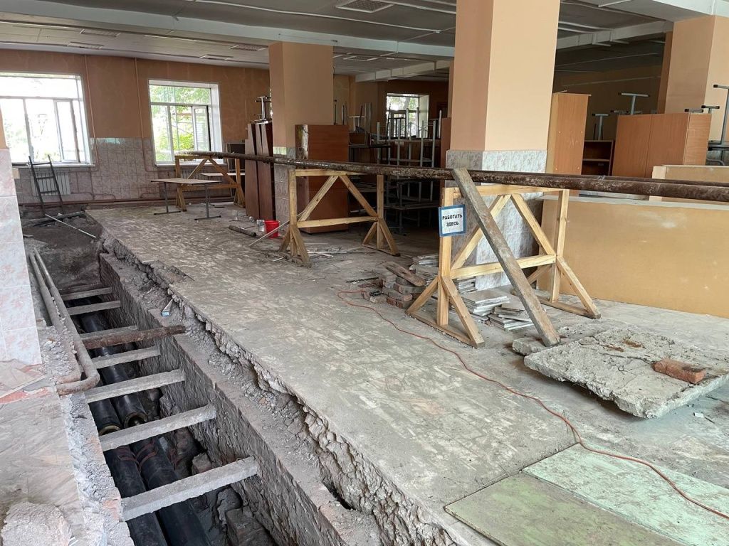 Пока в школьной столовой непривычно тихо и совсем не уютно, но это ненадолго