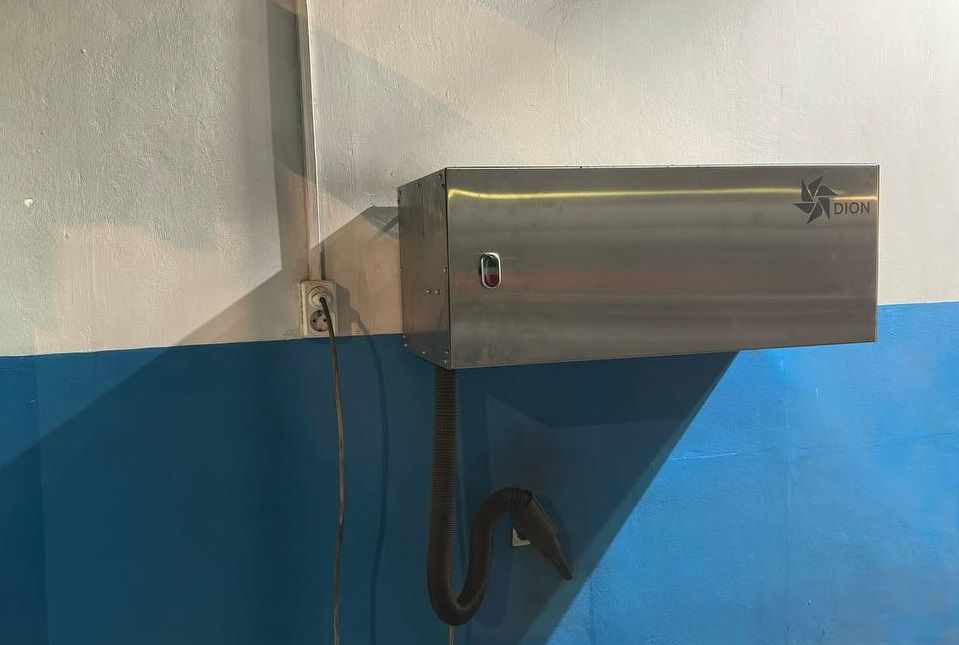 Настенные станции обеспыливания компактны. Это позволяет разместить их в тех местах в цехе, где нет возможности установить воздушные шлюзы