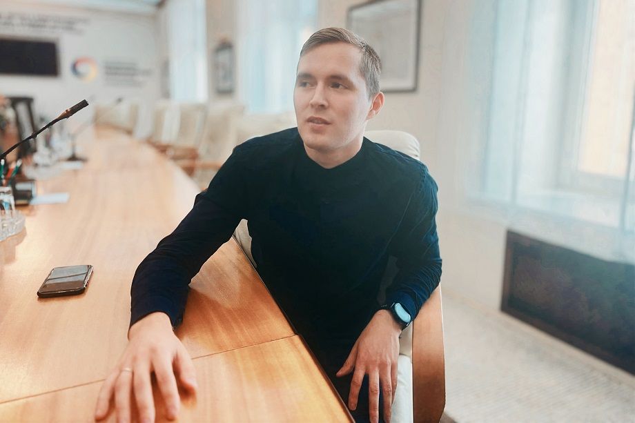 «Мне друзья подсказали, что в СГК открылась подходящая вакансия, — рассказывает Никита, — финансово условия предложили лучше, но важнее оказалось другое: здесь планируешь будущее, прогнозируешь, где и как вырастет энергия. Это интереснее, чем просто учитывать потребление» «Мне друзья подсказали, что в СГК открылась подходящая вакансия, — рассказывает Никита, — финансово условия предложили лучше, но важнее оказалось другое: здесь планируешь будущее, прогнозируешь, где и как вырастет энергия. Это интереснее, чем просто учитывать потребление»