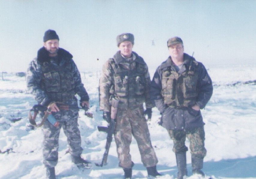 Виталий Верстунин (по центру) с товарищами по службе 