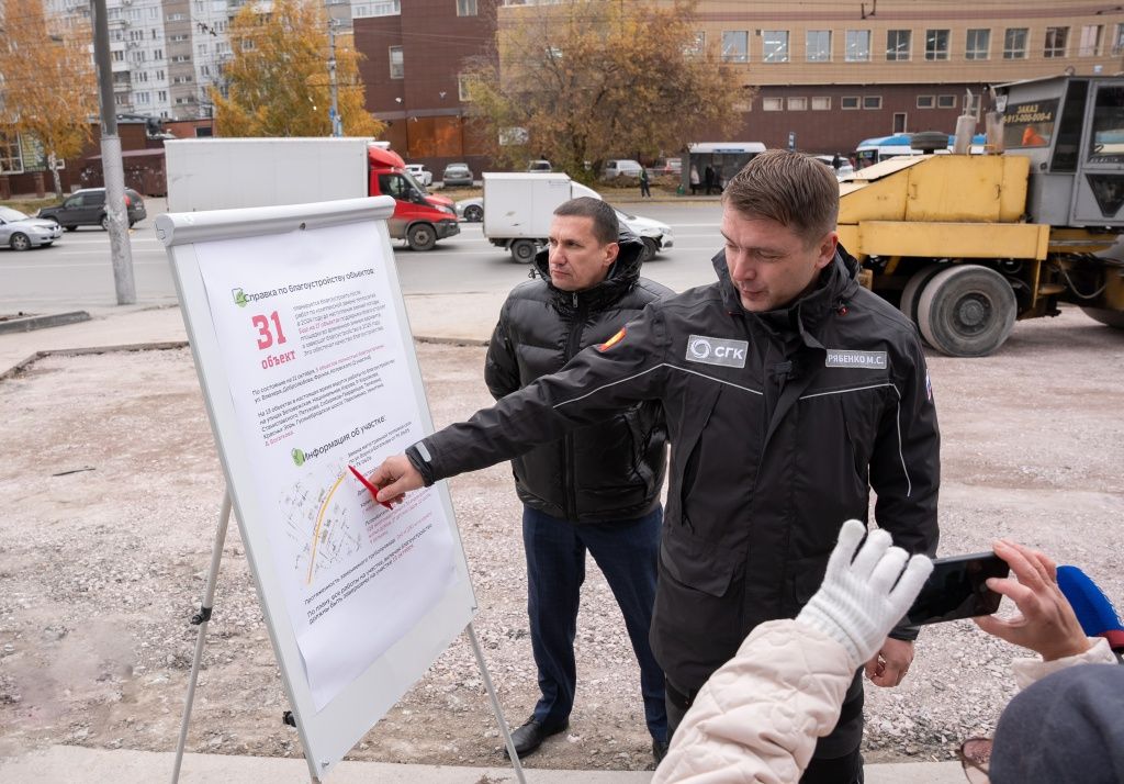 На фото слева направо: заместитель начальника департамента энергетики, жилищного и коммунального хозяйства мэрии Новосибирска Андрей Куранов и генеральный директор Новосибирской теплосетевой компании Максим Рябенко