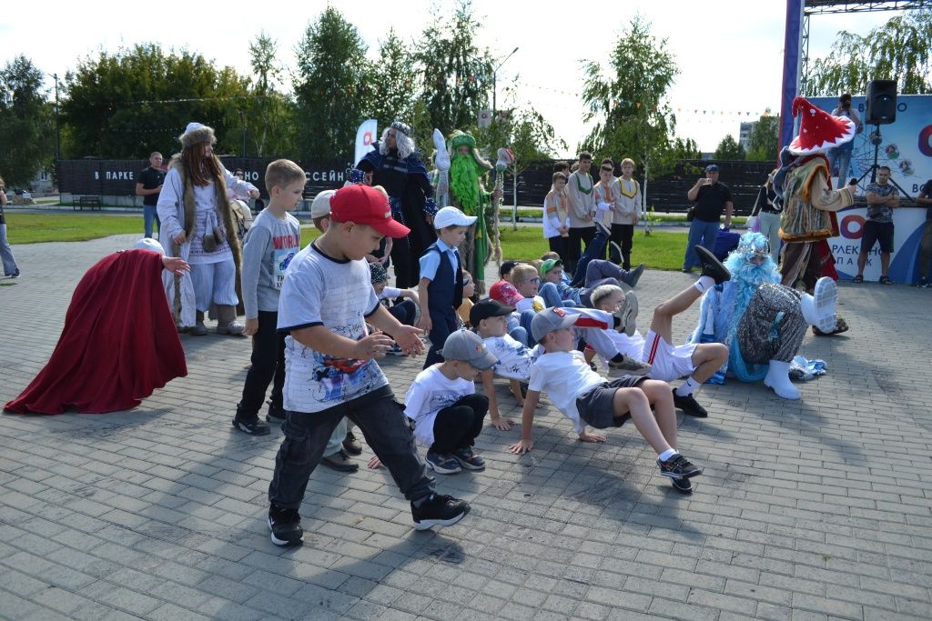 Ребята с удовольствием танцевали и участвовали в весёлых конкурсах 