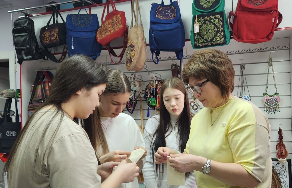 Студия гостеприимства учит создавать сувениры с национальным колоритом