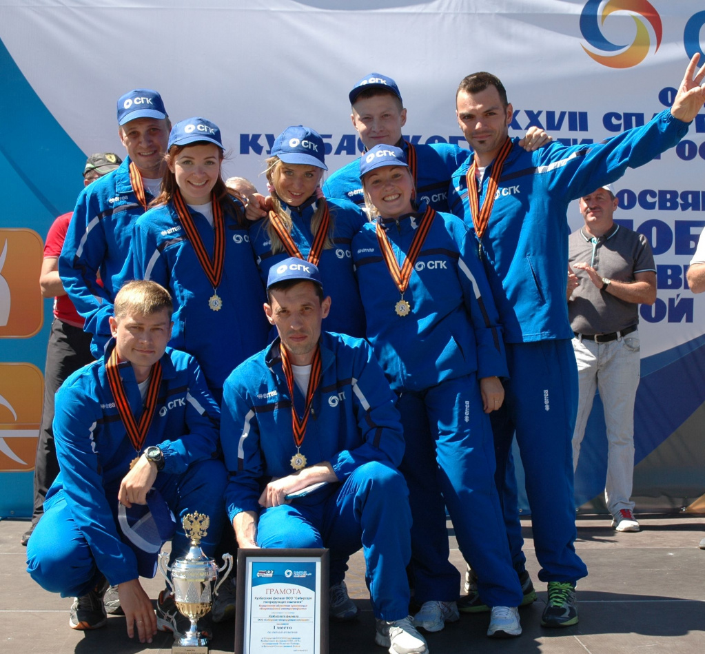 Максим (крайний справа) входит в состав команды по легкой атлетике Кузбасского филиала СГК. Скоро его и других спортсменов ждут новые соревнования