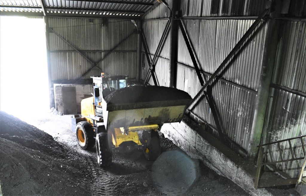 Угольный склад котельной &mdash; крытый. Он вмещает в себя до 250 тонн угля. В сутки котельная использует до 18 тонн топлива, в зависимости от температурного режима и нагрузок