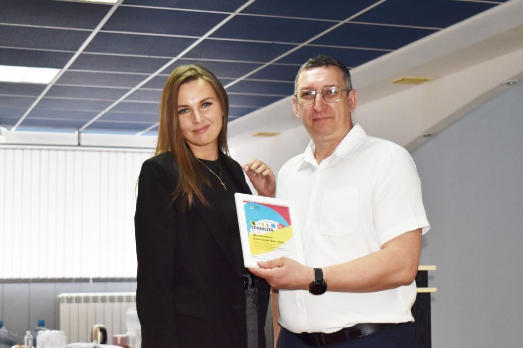 На сессии каждый сотрудник СОТ и ПК был отмечен за индивидуальные достижения в работе. На фото: директор по производственной безопасности СГК-Алтай Александр Лесных и начальник СОТ и ПК филиала &laquo;Рубцовский теплоэнергетический комплекс&raquo; СГК-Алтай Анастасия Малеванных