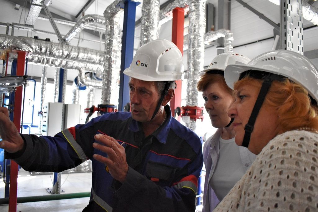 Мастер газовой службы Владимир Стафиевский объясняет общественникам принцип действия автоматики на газовой котельной нового образца
