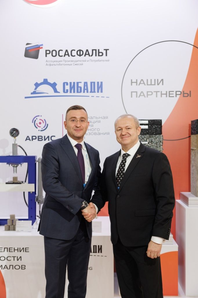 Петр Саньков с директором Ассоциации РОСАСФАЛЬТ Алексеем Бунчиком на стенде СГК