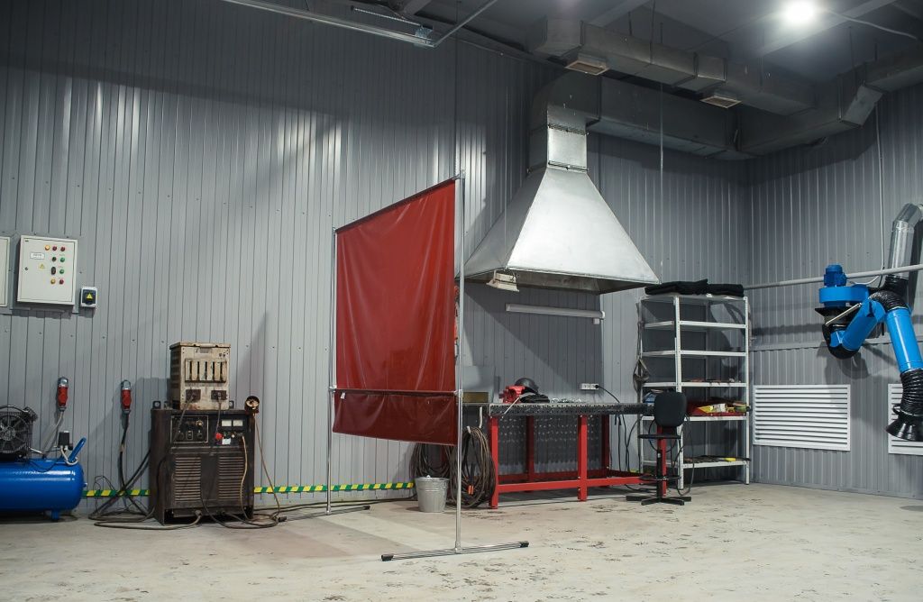 Помещение сварочного поста после ремонта. Серые стены &mdash; огнеупорный профлист