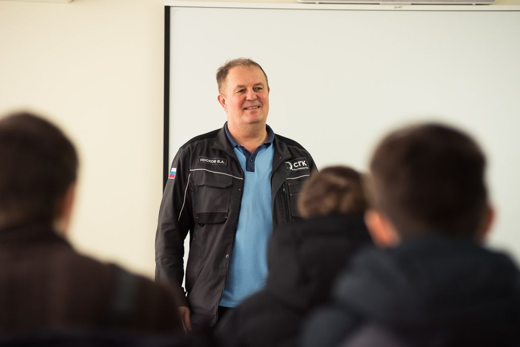 Руководители предприятий всегда стараются поприветствовать будущих коллег, сказать напутственные слова. На фото &mdash; директор Ново-Кемеровской ТЭЦ Вячеслав Носков