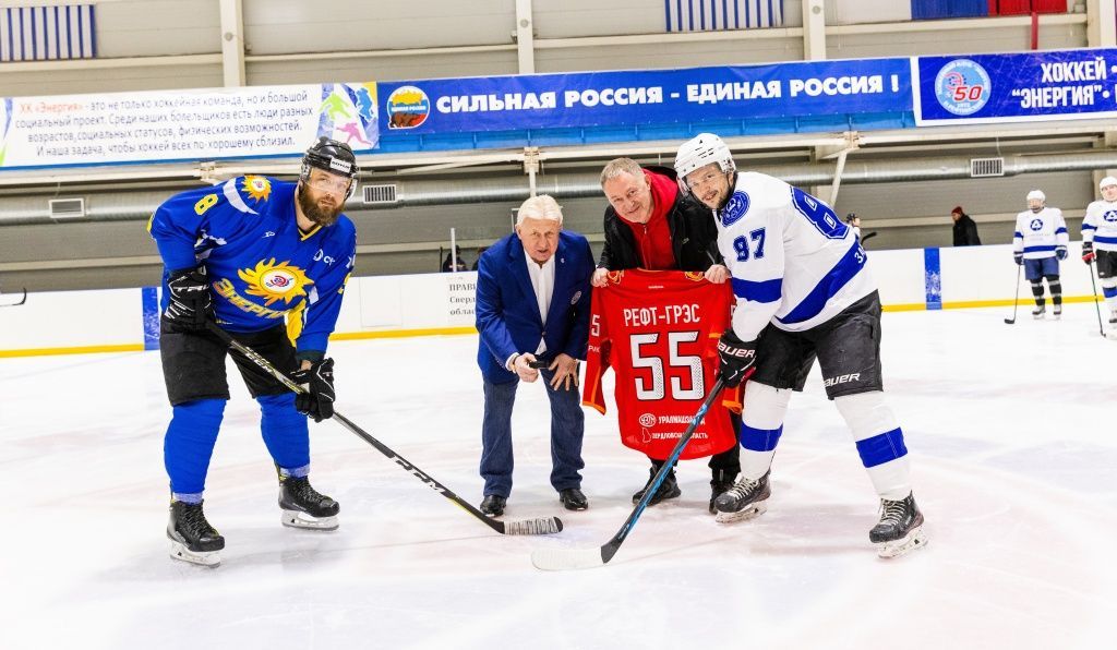 Символическое вбрасывание проводят Владимир Мышкин и Алексей Золотов