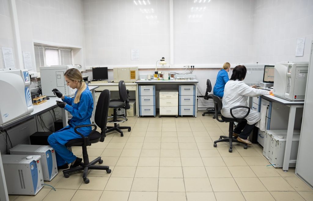 Кроме лабораторных испытаний подразделение контролирует водно-химический режим работы, выбросы в атмосферу, проводит анализ сточных вод и занимается теплохимической наладкой, наладкой водных процессов на ТЭЦ Кроме лабораторных испытаний подразделение контролирует водно-химический режим работы, выбросы в атмосферу, проводит анализ сточных вод и занимается теплохимической наладкой, наладкой водных процессов на ТЭЦ