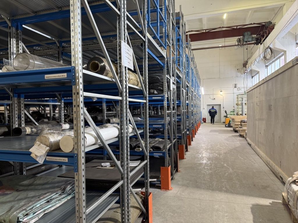 Всего на складе смонтировали девять секций двухъярусных мезониновых стеллажей 