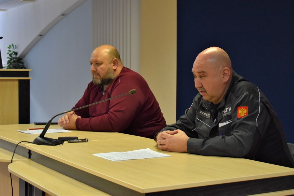 Директор Бийской ТЭЦ Роман Бугаец и главный инженер бийского теплосетевого подразделения СГК Иван Свечкарев отвечают на вопросы журналистов