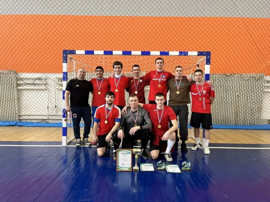 Лучший вратарь сезона: ведущий инженер котлотурбинного цеха Назаровской ГРЭС - Сергей Мелихов.