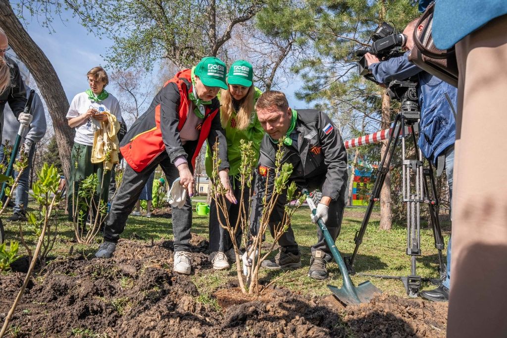 Под чутким руководством агронома отдела озеленения и благоустройства Дирекции городских парков Нины Саттаровой участники акции высаживают новые кусты сирени