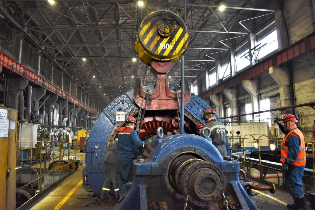 Ремонтный персонал сдвигает ротор в статоре для его дальнейшего беспрепятственного извлечения