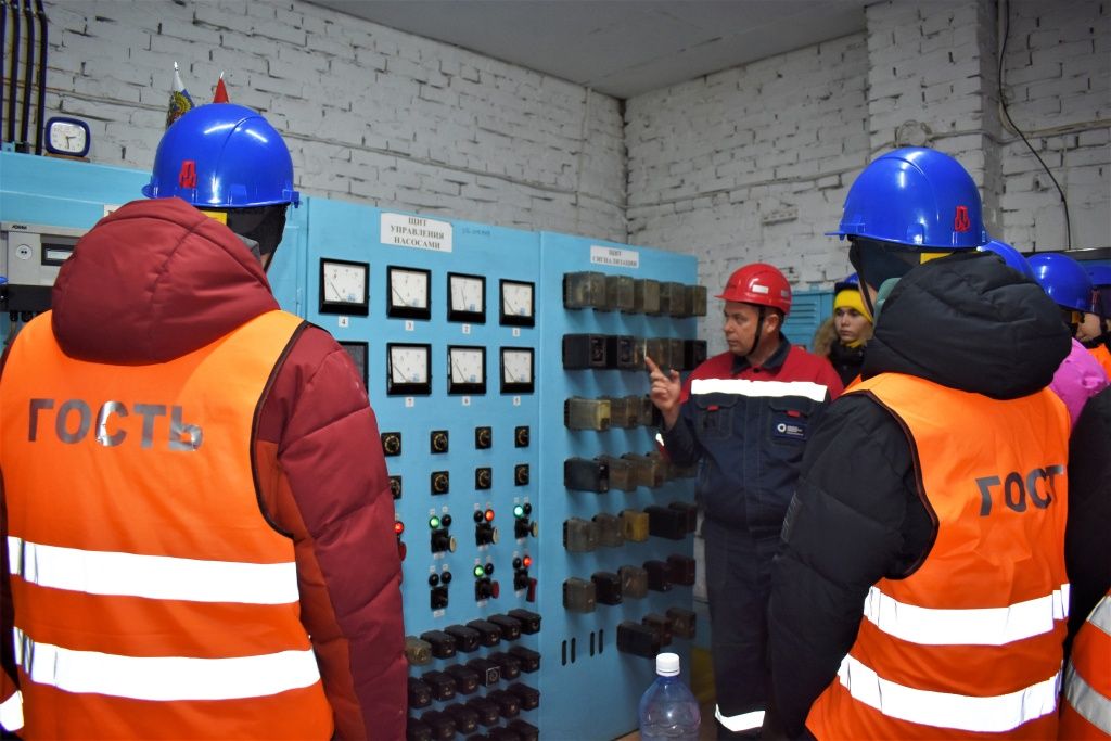 Оператор насосных установок ПНС-1 Павел Копылов демонстрирует ребятам систему управления оборудованием ПНС