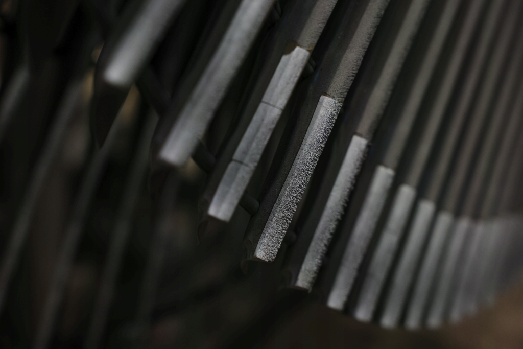 Специальным прибором &mdash; дефектоскопом &mdash; специалисты &laquo;прослушают&raquo; каждую лопатку турбины, как доктор проверяет легкие в поликлинике