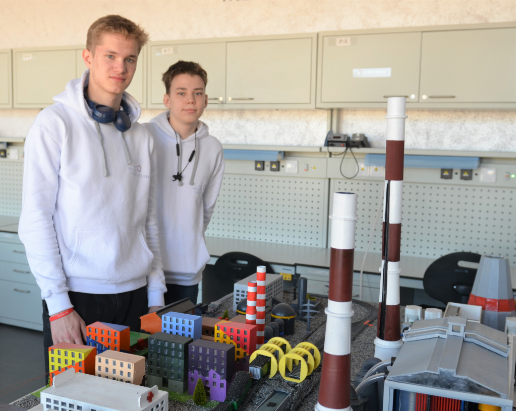 Егор (первый слева) и Никита возле макета электростанции. Коллеги по учебе и работе, друзья по жизни