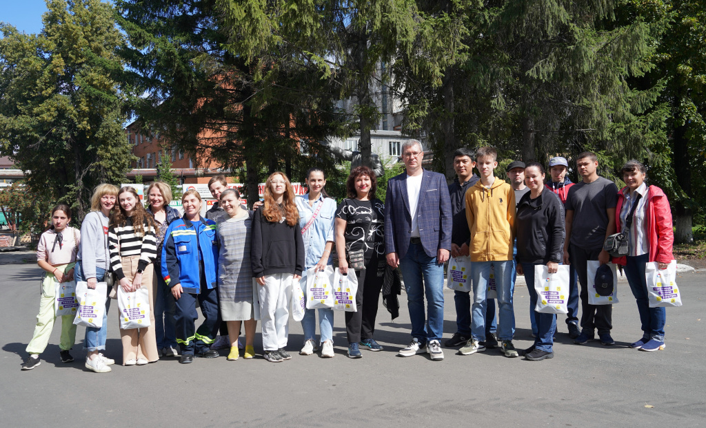 На память об экскурсии — впечатления, новые знания и — фото с директором ГРЭС Андреем Катугановым (в центре)