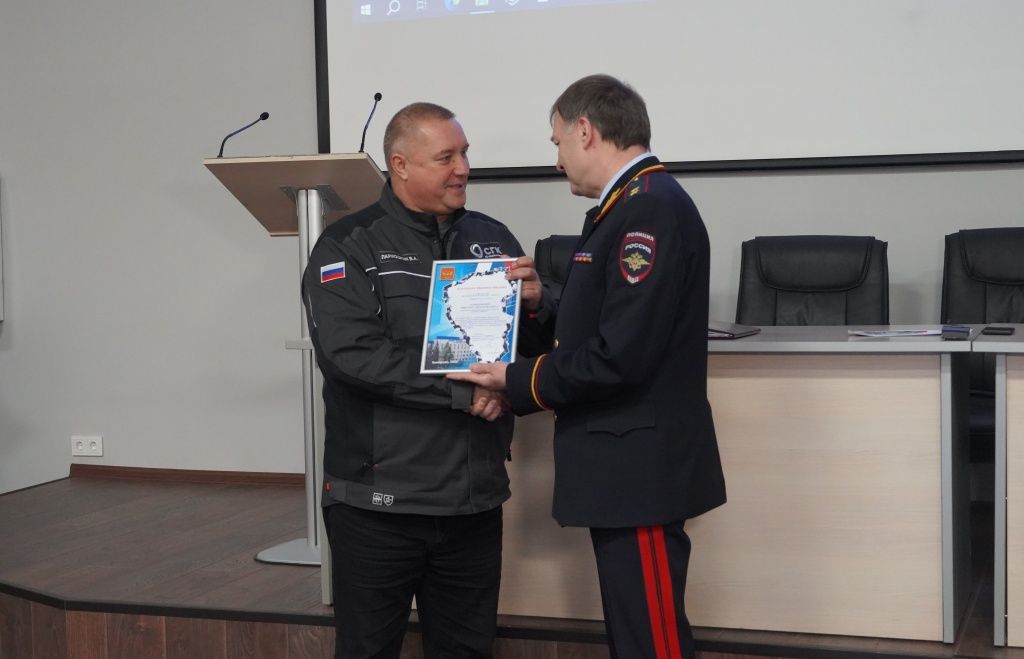 Генеральный директор &laquo;Кузбассэнерго&raquo; Виктор Лариошкин и генерал-лейтенант полиции Геннадий Корниенко 