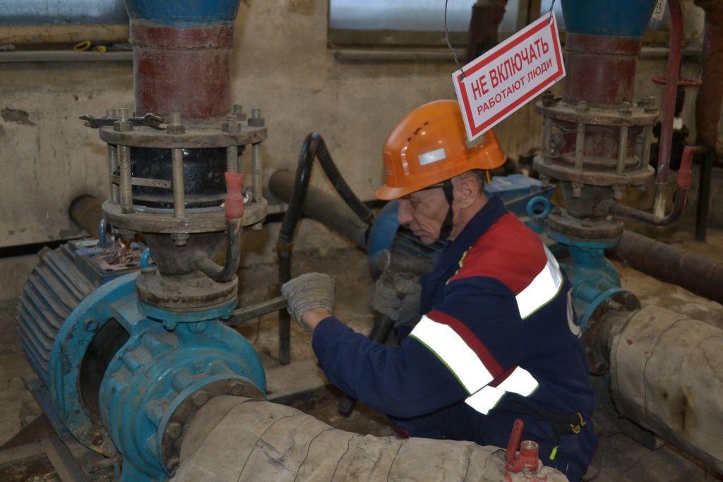 Николай Темников демонтирует насос в ЦТП №125
