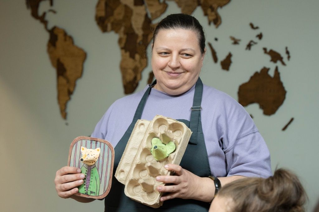 Уже несколько лет Надежда Семченко на добровольных началах учит всех желающих дарить новую жизнь старым вещам