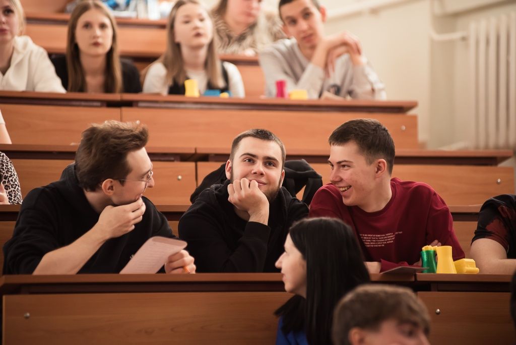 Энергетический квиз &mdash; с интересом, юмором и драйвом. Сколько вольт способен генерировать электрический угорь? (около 600 В) Кого или что предлагал использовать для выработки энергии в своем монологе Аркадий Райкин? (Ответ: вращение балерины) 