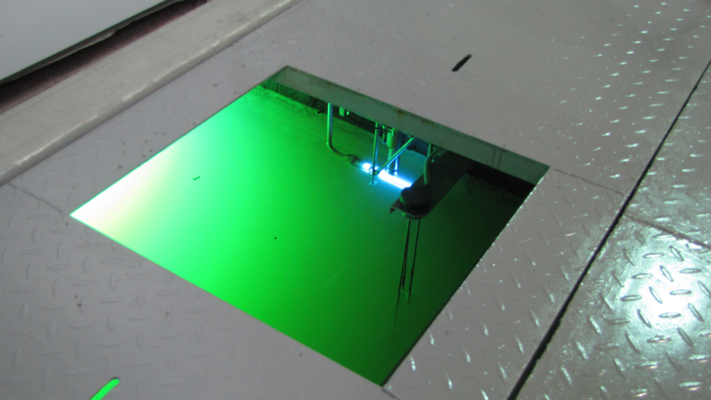 Проходя мимо ультрафиолетовых ламп, очищенная вода приобретает зеленый оттенок, а вредоносная микрофлора погибает