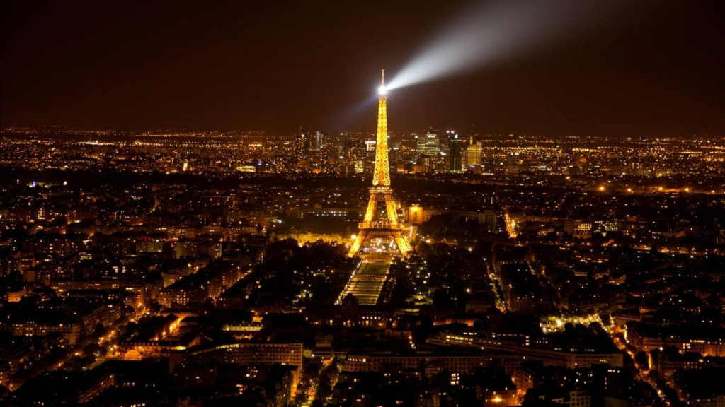 Для освещения Эйфелевой башни используются 10 000 лампочек . В год объект потребляет на освещение 580 000 кВт-ч