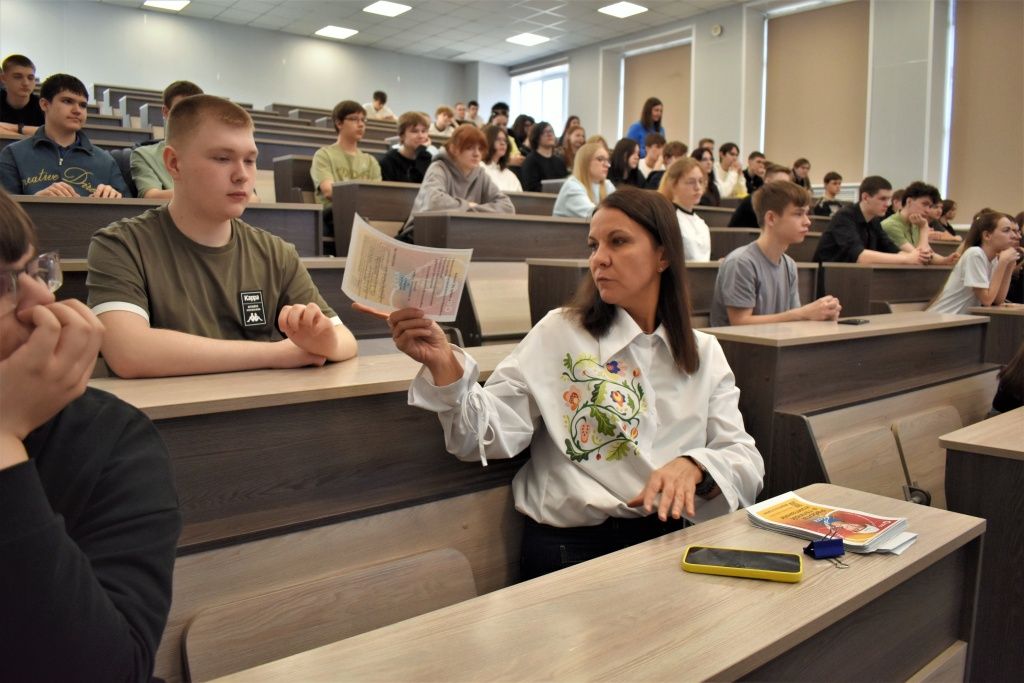 Участникам встречи были выданы флаеры с информацией о компании СГК