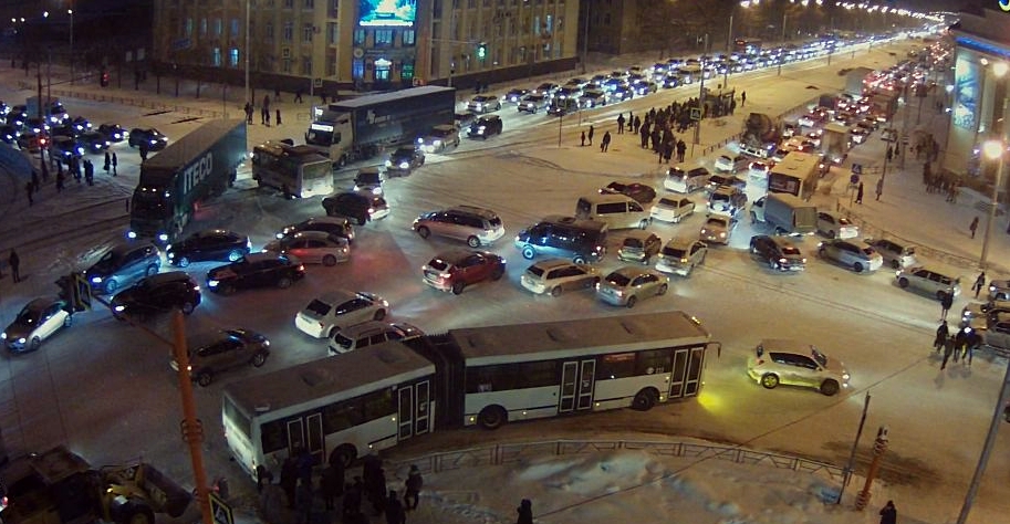 Перекресток проспектов Кузнецкого и Советского в Кемерове после снегопада и аварий на дорогах 