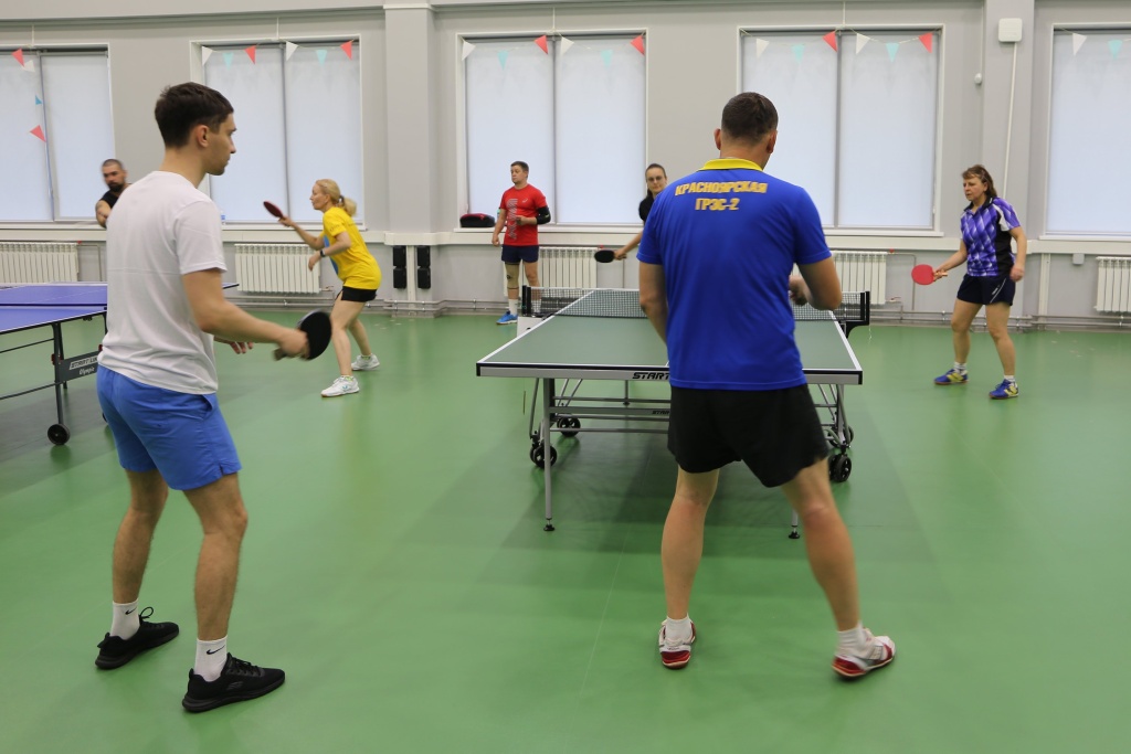 В настольном теннисе спортсмены выбирают свою тактику: атака или защита