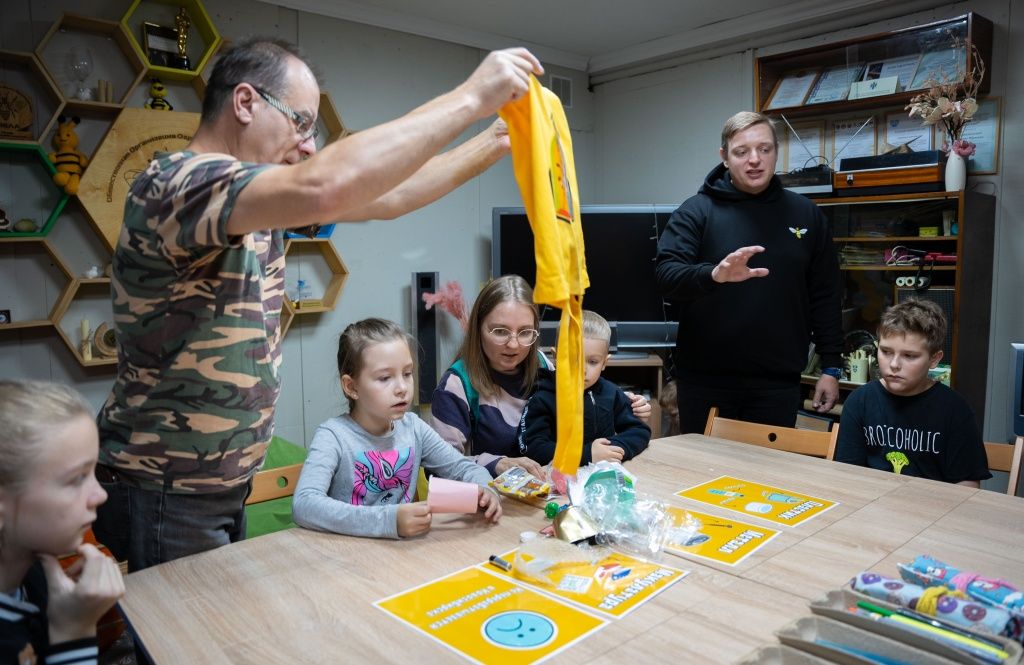 Сначала гостям предстояло рассортировать отходы по фракциям